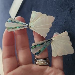 💥free add on💥Pair of carved mother of pearl and abalone earrings